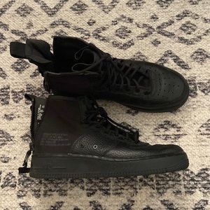 Triple black Air Force 1 Mid